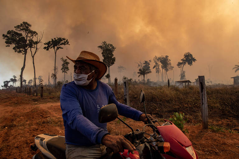 Morador rural do município de Claudia no estado de Mato Grosso acompanha a operação de combate ao fogo, queima ilegal em uma área de Reserva Ambiental, durante expedição da Rainforest Foundation para monitorar a produção de soja no Brasil e sua relação com o desmatamento.