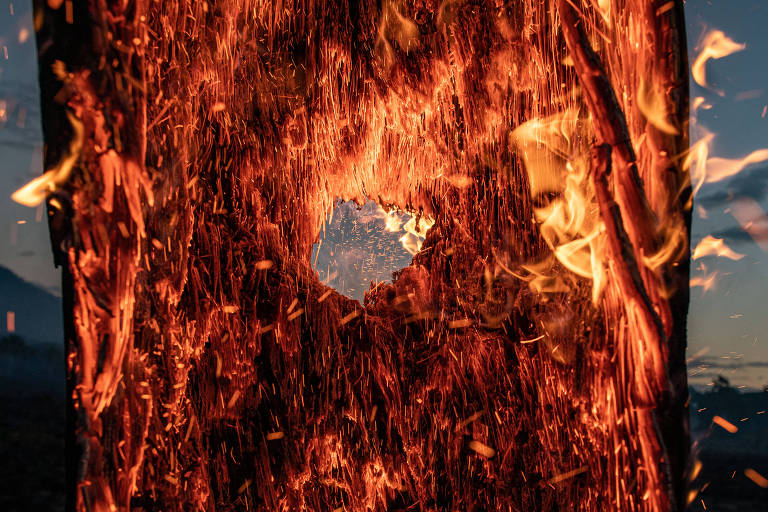 Incêndio consome o Cerrado durante expedição da Rainforest Foundation para monitorar a produção de soja no Brasil e sua relação com o desmatamento; segundo fotógrafo o poder do fogo com o vento mostra a força da natureza.