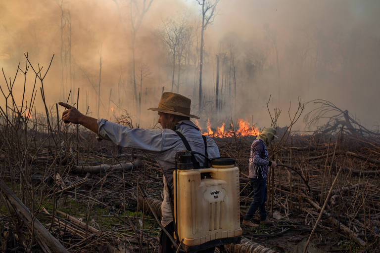 Moradores rurais do estado de Mato Grosso tentam combater o fogo de queima ilegal em uma área de Reserva Ambiental, durante expedição da Rainforest Foundation para monitorar a produção de soja no Brasil e sua relação com o desmatamento.