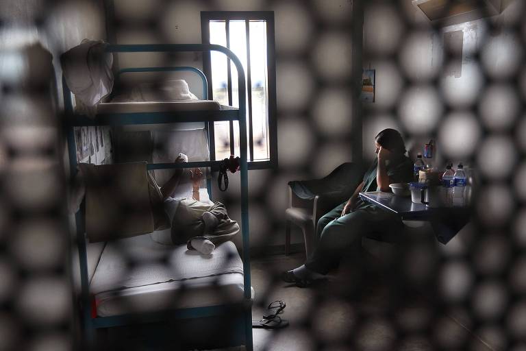 Mulheres imigrantes ilegais dividem uma cela, em um centro de detenção na cidade de Eloy, no Arizona