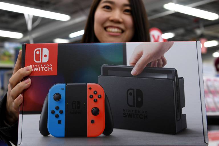 Mulher posa com Nintendo Switch recém adquirido em Tóquio