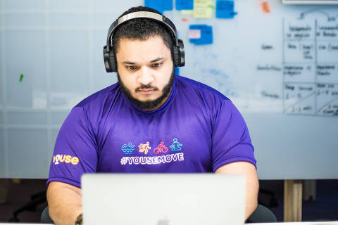 São Paulo, SP, Brasil, 20-06-2018: Gustavo Danilo Machado, 28, cientista de dados, no escritório da Youse, no Itaim. (Foto: Alberto Rocha/Folhapress)