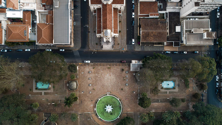 foto de drone mostra praça com igreja ao lado