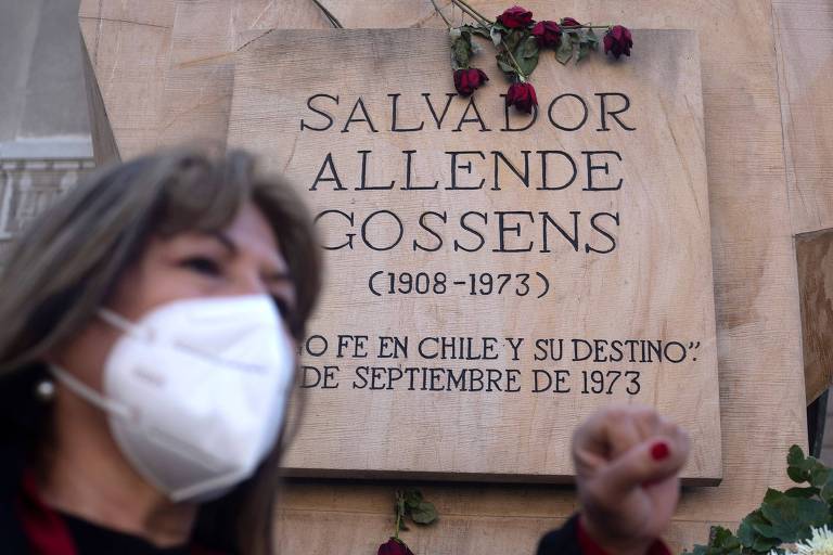 Ativista em defesa dos direitos humanos protesta em local próximo a memorial em homenagem ao presidente chileno Salvador Allende, em Santiago