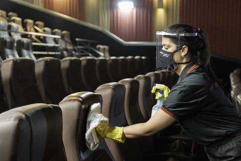 As poltronas são higienizadas depois de cada sessão na reabertura das salas Cinemark