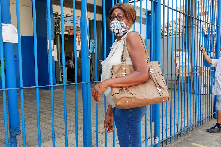 A copeira hospitalar Elizabeth Mina de Oliveira, 61 anos, do Itaim Paulista (zona leste) queria informações de sua aposentadoria por idade na agência do INSS de São Miguel Paulista