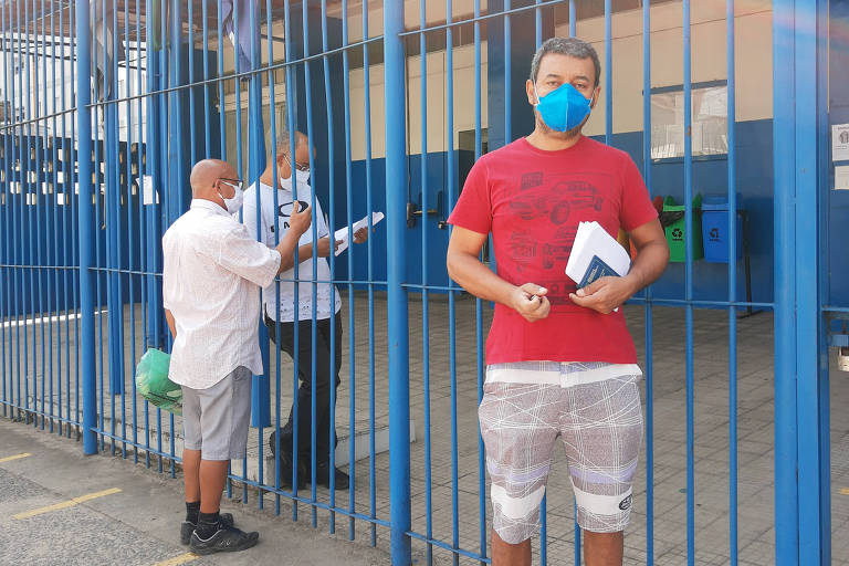 O metroviário Dailton Gomes de Souza, 52 anos, reclamou que não conseguiu agendar atendimento pela Central 135 ou internet; nesta quinta-feira (17), ele foi tentar obter informações na agência de São Miguel Paulista (zona leste)