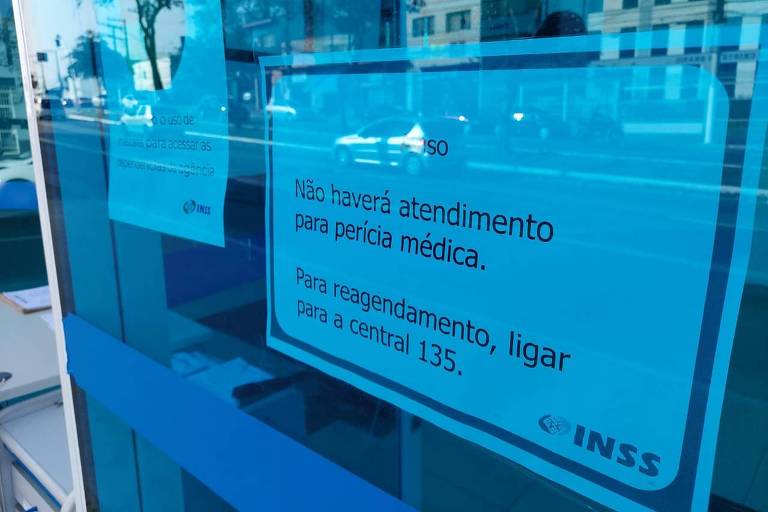 No Jabaquara (zona sul), funcionários do INSS afixaram aviso informando sobre a falta de peritos na unidade; não há previsão de retorno