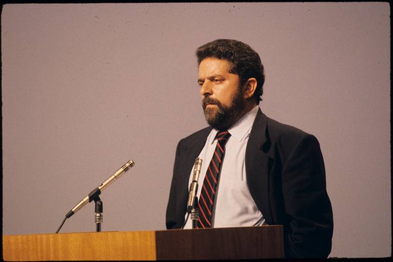 Antes do segundo turno das eleições de 1989, Fernando Collor de Mello e Luís Inácio Lula da Silva participaram de um debate na TV Globo. No dia seguinte, a emissora exibiu em seus telejornais uma versão editada do confronto, dando clara vantagem a Collor que acabou sendo eleito. Este é o exemplo mais óbvio do poder da TV de interferir nos destinos do país.