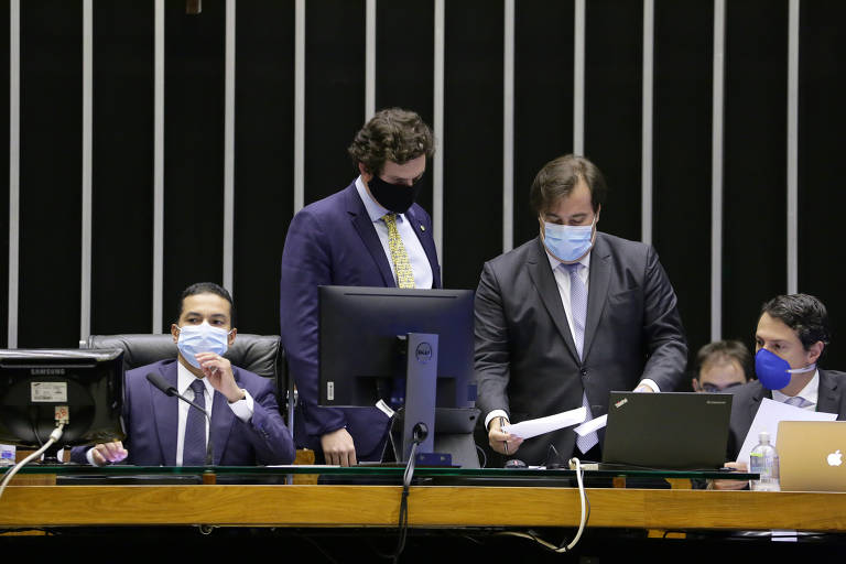 Depois, ele conta que ficou, pela primeira vez, na frente dos canais ligados ao Legislativo e Judiciário. E concluiu que a TV Câmara surpreende com  boa qualidade de imagem e boa programação visual
