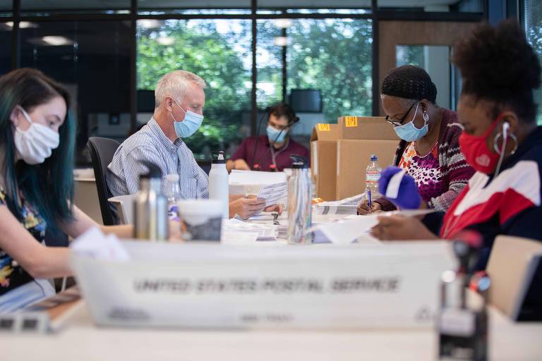 Voluntários processam votos recebidos pelo correio em Charlotte, na Carolina do Norte
