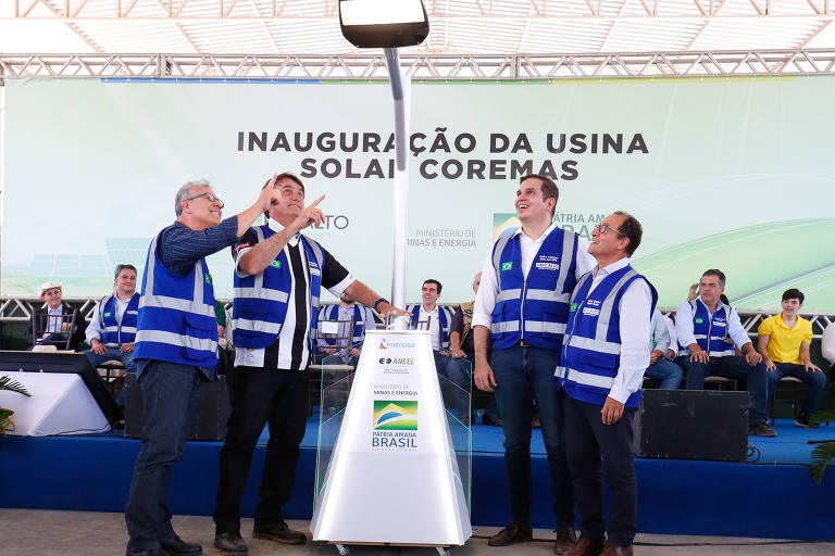 Bolsonaro levou uma comitiva a Coremas (PB), cidade a cerca de 400 km de João Pessoa, para inauguração de uma usina fotovoltaica. Todos os participantes do acionamento da lâmpada 106.343, simbolizando o Programa de Eficiência Energética, não usavam máscaras