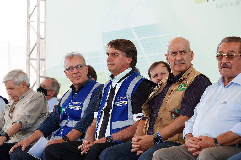 Bolsonaro levou uma comitiva a Coremas (PB), cidade a cerca de 400 km de João Pessoa, para inauguração de uma usina fotovoltaica. Todos os participantes da cerimônia não usavam máscaras