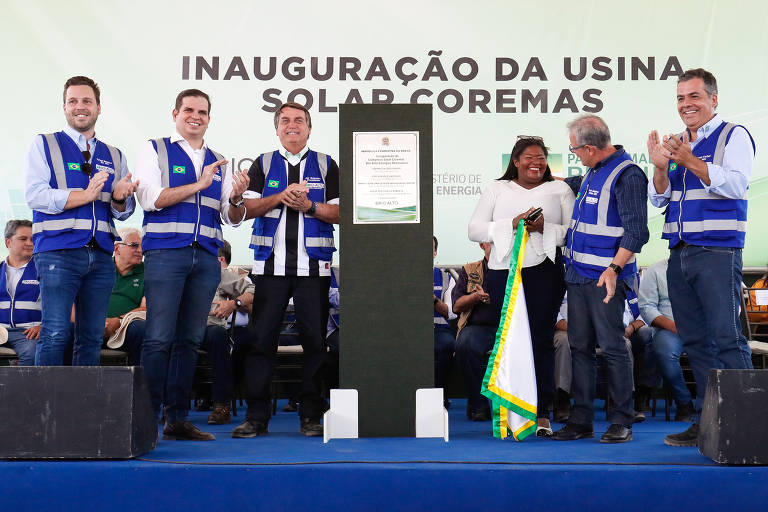 Bolsonaro levou uma comitiva a Coremas (PB), cidade a cerca de 400 km de João Pessoa, para inauguração de uma usina fotovoltaica. Todos os participantes da cerimônia não usavam máscaras