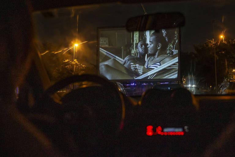 Exibição do filme "Café com Canela" no cinema drive-in Paradiso, no estacionamento da Alesp, no Ibirapuera (zona sul), o primeiro cinema ao ar livre gratuito oferecido à população de São Paulo na pandemia, com curadoria de produções nacionais