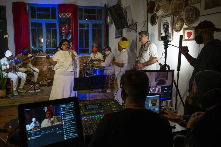 Gravação de live do Samba pros Orixás na Casa Barbosa, na Bela Vista, região central; várias casas de samba têm oferecido espetáculos ao vivo na internet para entreter os clientes durante a quarentena