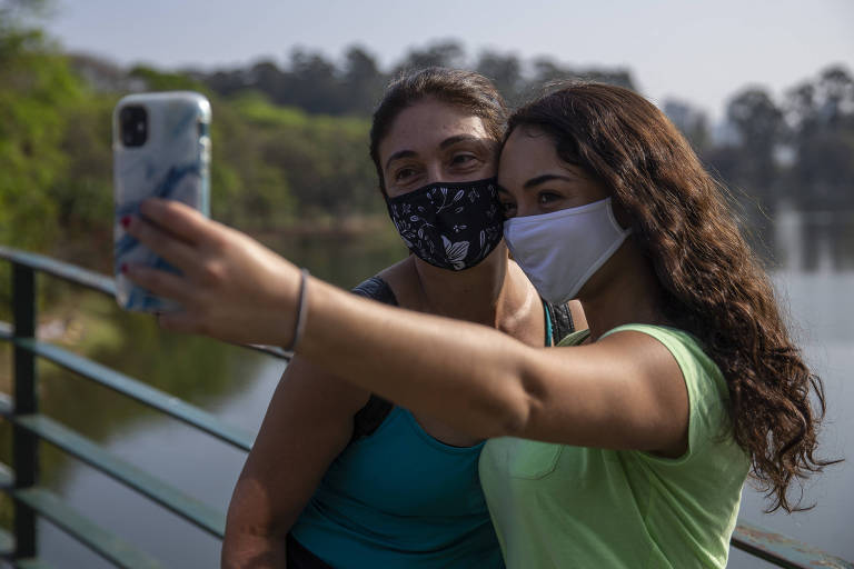 Mãe e filha fazem selfie de máscara na ponte do lago do Ibirapuera