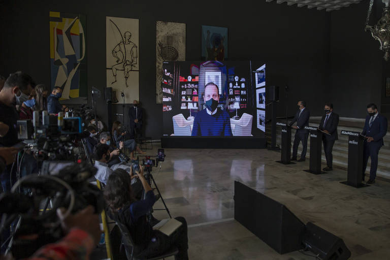 Durante isolamento por ter contraído a Covid-19, o governador do Estado de São Paulo, João Doria (PSDB), participa de máscara, via videoconferência, de entrevista à imprensa sobre o coronavírus, no Palácio dos Bandeirantes