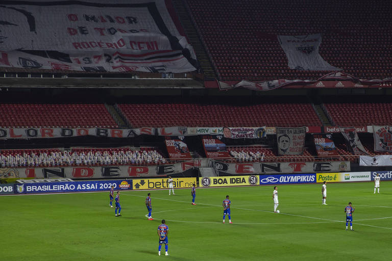 Partida entre o São Paulo e o Fortaleza, na segunda rodada do Campeonato Brasileiro, no estádio do Morumbi; com os jogos sendo realizados sem público, o clube tem instalado totens com fotos de torcedores nas arquibancadas e autorizado as torcidas a instalarem bandeiras no estádio