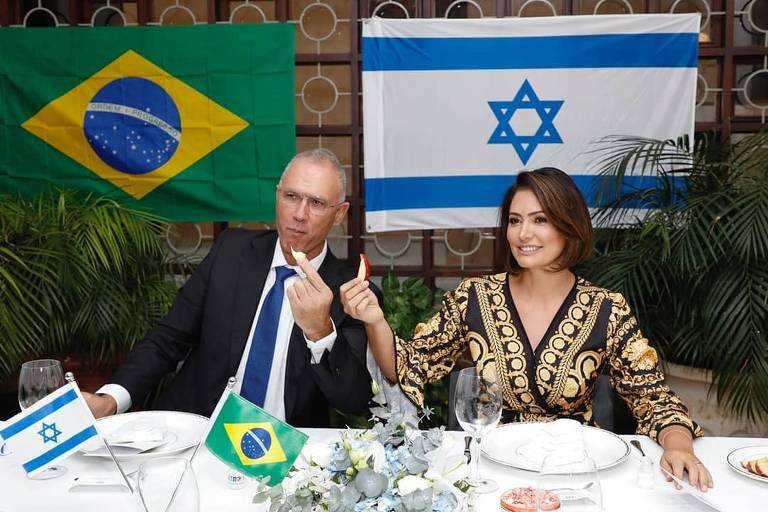 Ano Novo Judeu. A primeira dama Michelle Bolsonaro postou fotos de uma comemoração Rosh Hashaná ao lado do embaixador israelense Yossi Shelley, em Brasília. Todos aparecem nas fotos sem máscaras