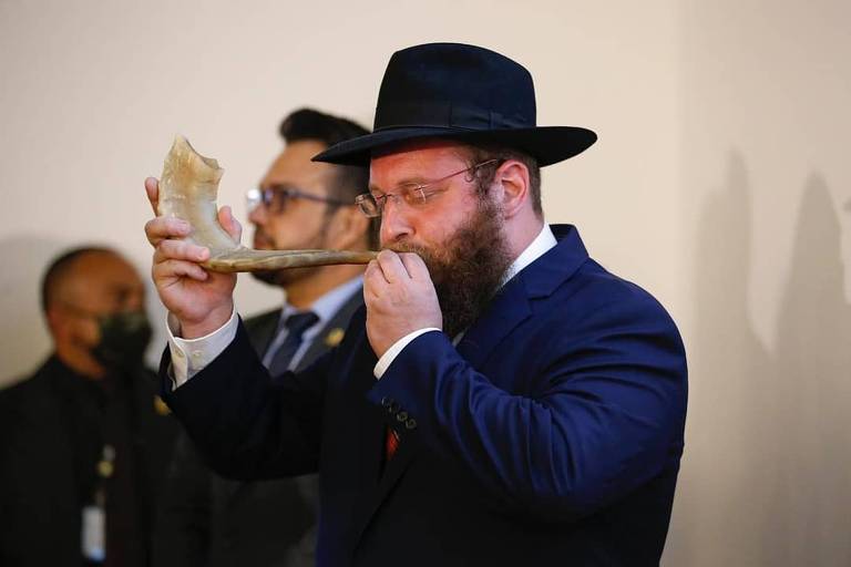 Ano Novo Judeu. A primeira dama Michelle Bolsonaro postou fotos de uma comemoração Rosh Hashaná ao lado do embaixador israelense Yossi Shelley, em Brasília. Todos aparecem nas fotos sem máscaras