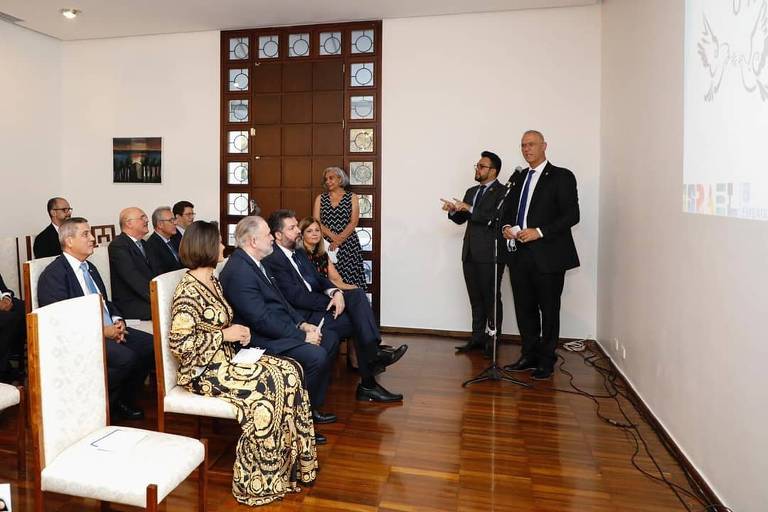 Ano Novo Judeu. A primeira dama Michelle Bolsonaro postou fotos de uma comemoração Rosh Hashaná ao lado do embaixador israelense Yossi Shelley, em Brasília. Todos aparecem nas fotos sem máscaras