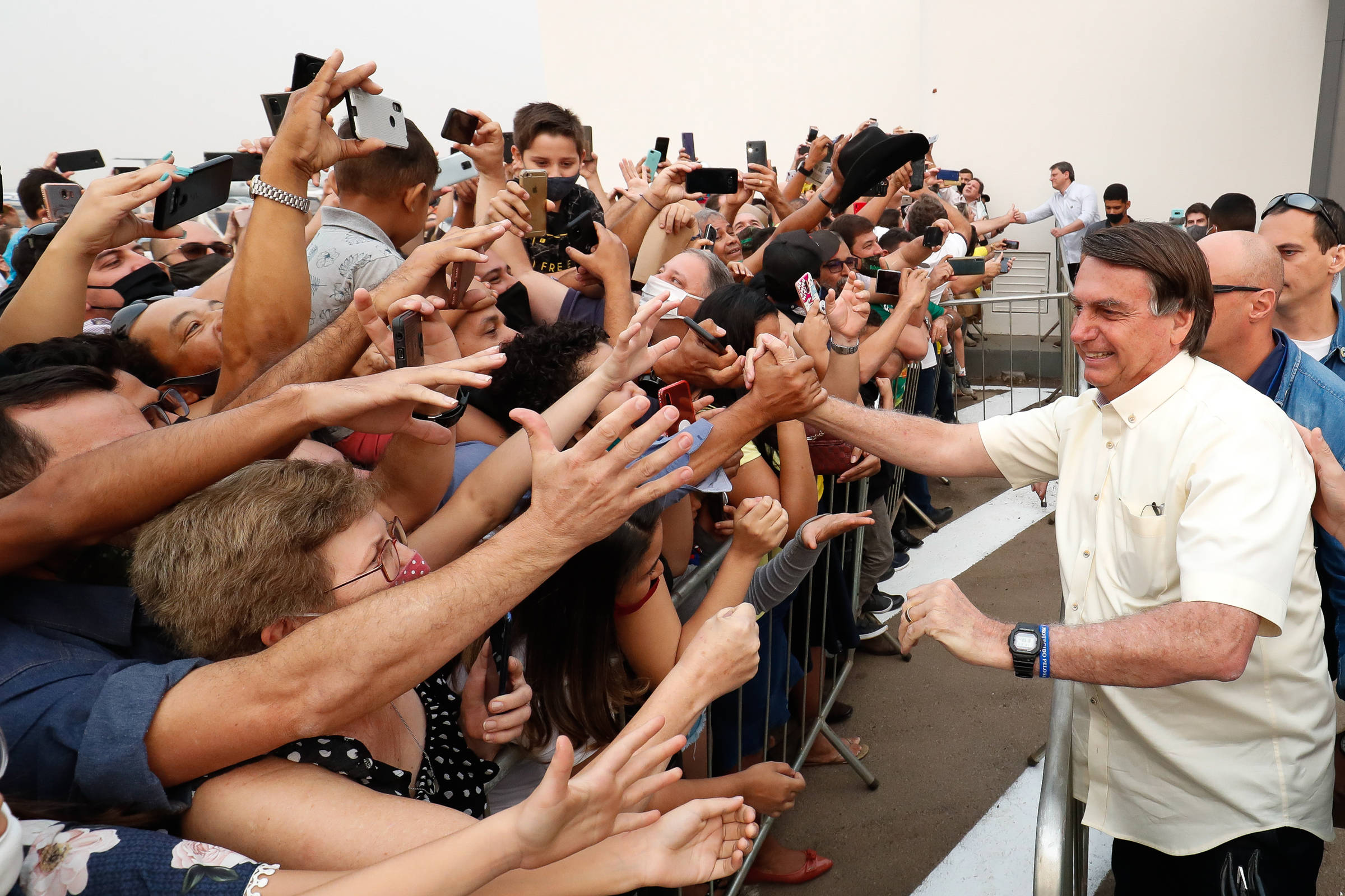 'Efeito Bolsonaro' sobre alta nos casos de coronavírus surpreende pesquisadores