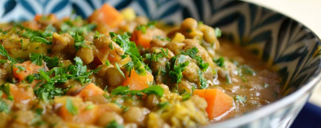 Curry de lentilha e legumes com leite de coco