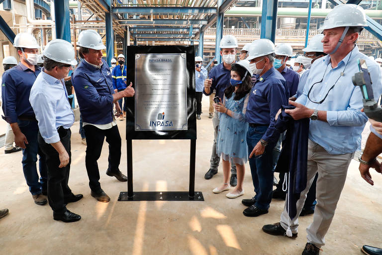 O presidente da República Jair Bolsonaro (sem partido) cumprimenta apoiadores durante a visita a Usina de Etanol de Milho da Inpasa, na cidade de Sinop