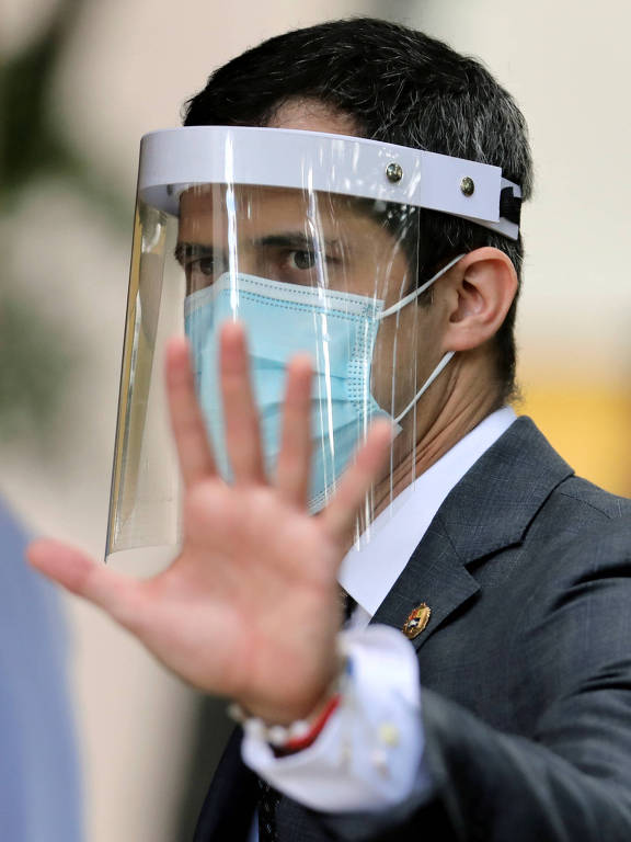 Juan Guaidó, líder da oposição na Venezuela ao presidente Nicolás Maduro, acena para simpatizantes em Caracas