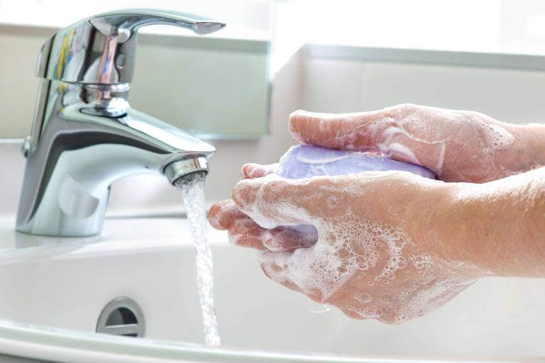Tomar banho deve ser com sabonete, já que apenas água não é capaz de retirar toda a sujeira do corpo