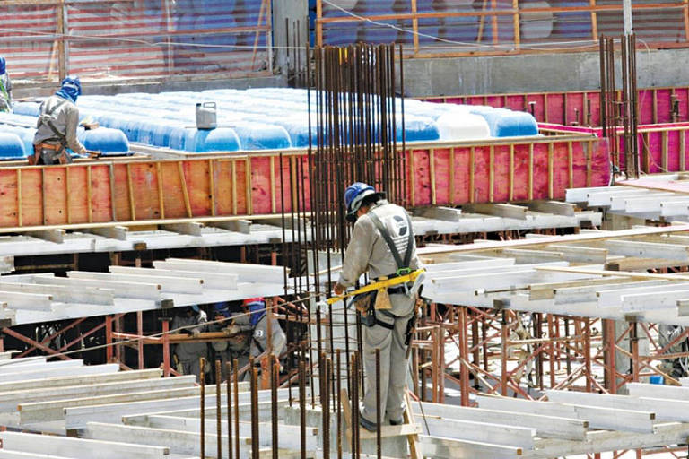 Trabalhador em obra de construção; PIB do setor deve crescer 4% em 2021