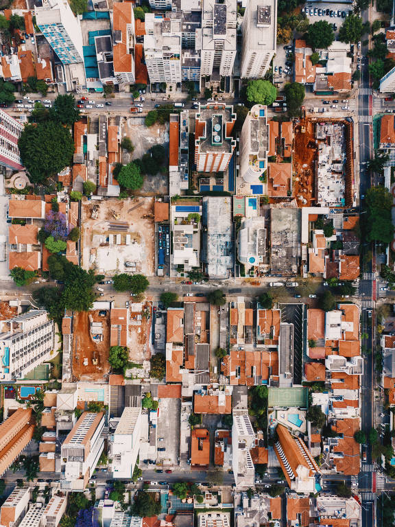 Empreendimentos no quarteirão entre as ruas Cristiano Viana (acima), Arthur de Azevedo (direita), Alves Guimarães (centro) e Capote Valente (abaixo)