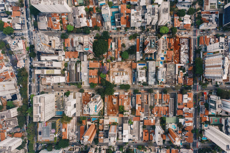 Empreendimentos no quarteirão entre as ruas Cristiano Viana (acima), Arthur de Azevedo (direita) e Av. Rebouças (esquerda), Alves Guimarães (centro) e Capote Valente (abaixo)