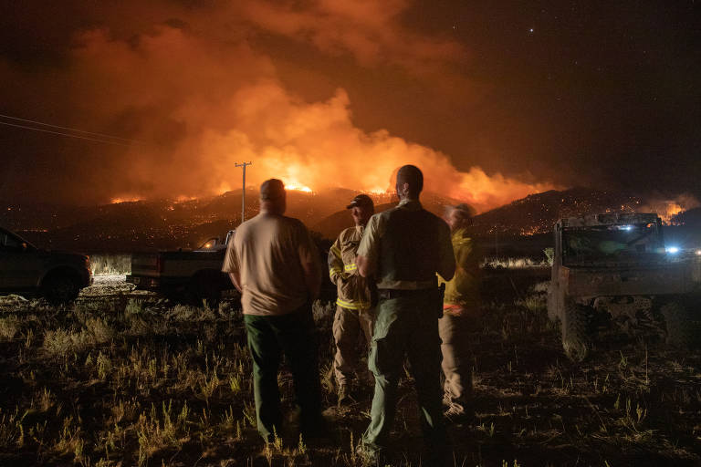 Bombeiros monitoram incêndio floresal no Oregon (EUA); veja fotos de hoje