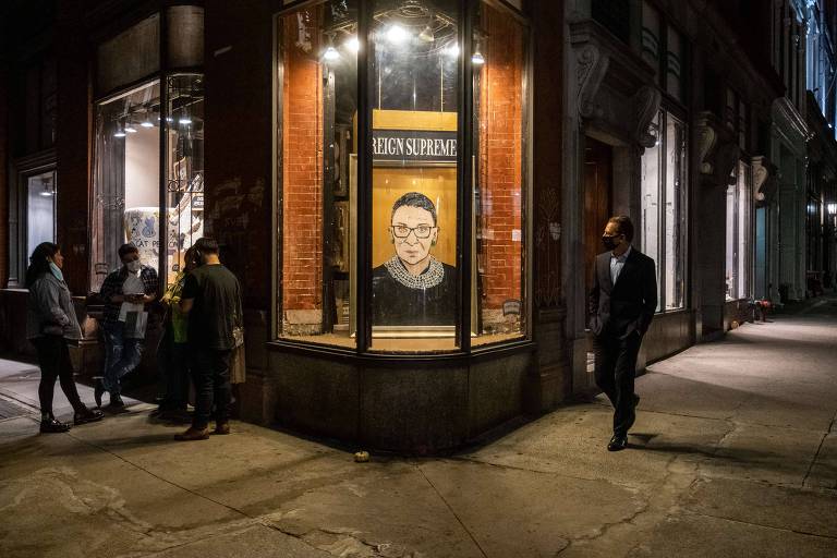 Retrato de Ruth Bader Ginsburg é colocado em vitrine de loja de Nova York em homenagem à morte da juíza