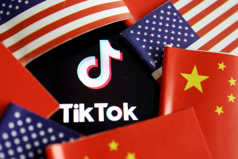 Montagem mostra as bandeiras da China e dos Estados Unidos ao redor do logo do aplicativo TikTok.