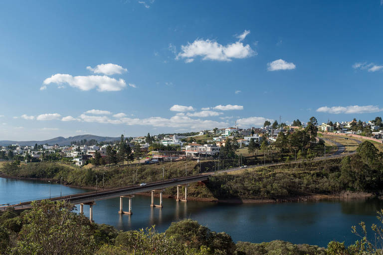 Vista da cidade de Nova Lima, com ponte sobre rio