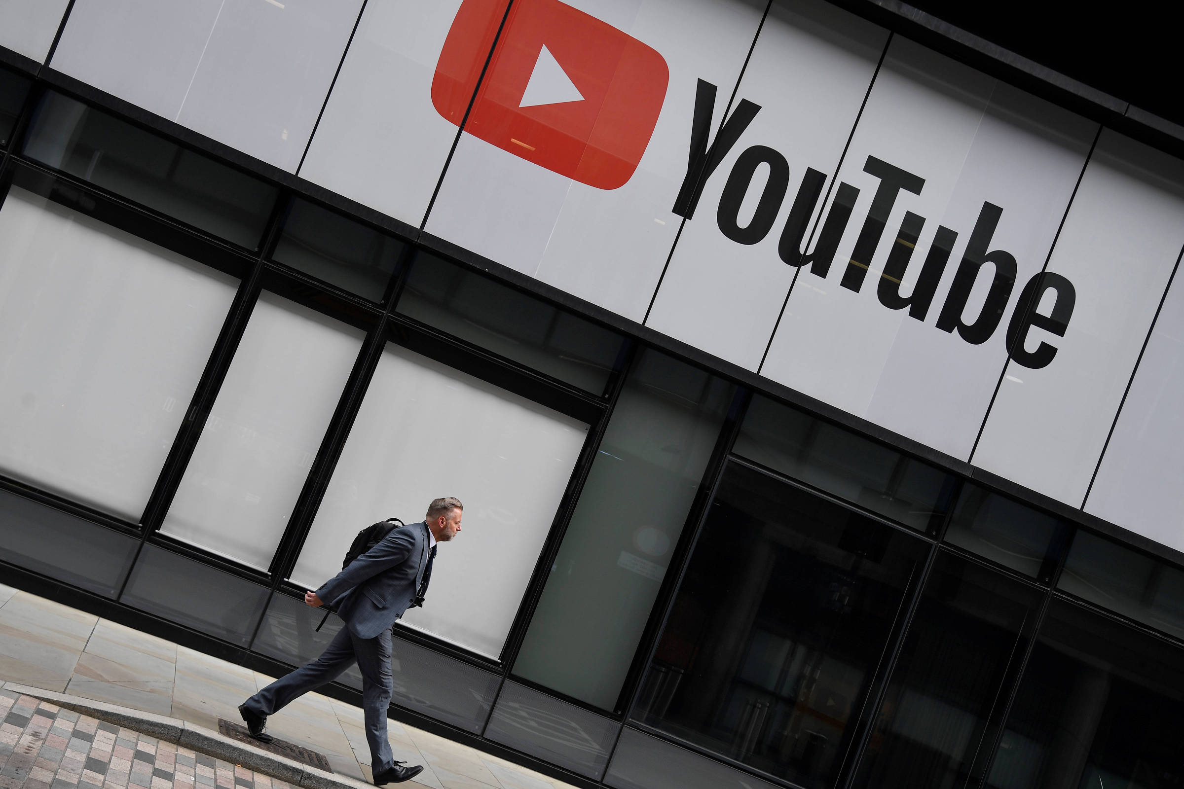 YouTube volta a usar moderador humano no combate à desinformação