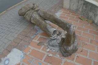 Estátua de Ariano Suassuna é alvo de vandalismo