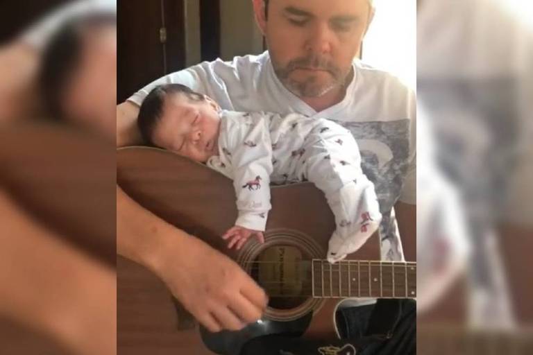 Pai canta com bebê em cima do violão e viraliza