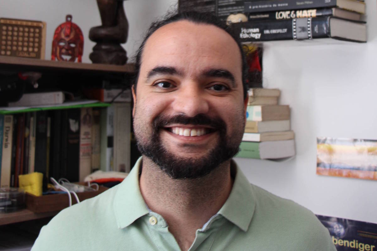 Brasileiro é premiado no IgNobel com pesquisa sobre beijo e desigualdade