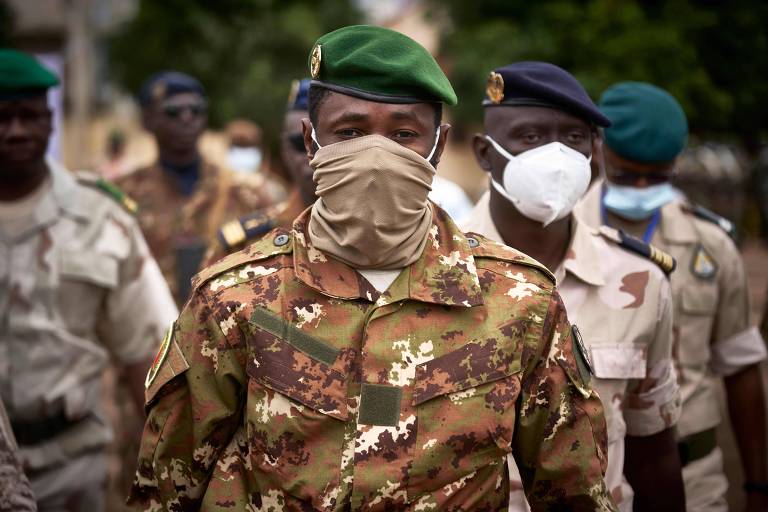 Militares do Mali detêm líderes do governo de transição, e articulador de golpe assume o poder