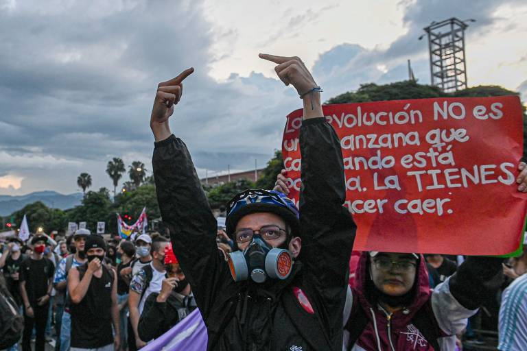 Manifestantes colombianos voltam às ruas de Medellín para protestar contra a violência policial após morte de homem sob custódia das forças de segurança