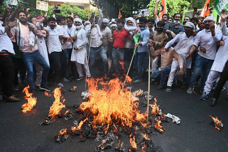 Integrantes da oposição indiana queimam boneco do premiê Narendra Modi em protesto em Déli contra decisão do Parlamento de aprovar uma reforma do sistema agrícola