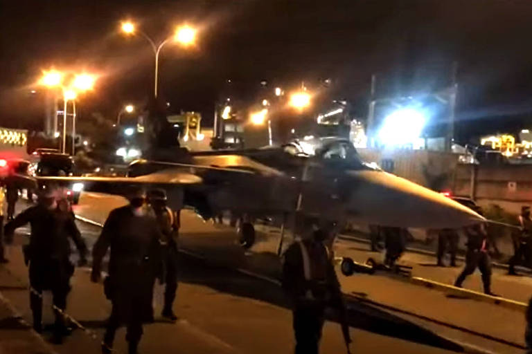 Primeira unidade do novo caça da Força Aérea Brasileira chegou ao país pelo porto de Navegantes a bordo de um navio vindo da Suécia, onde foi fabricado, e é transportado 