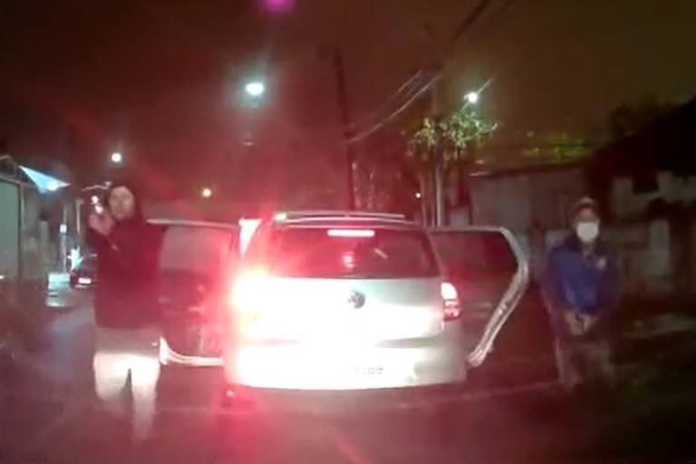 Crimes de roubo, segundo o Código Penal, são caracterizados pelo uso de violência ou ameaça grave contra a vítima; Imagens de câmera de segurança mostram homem apontando arma contra motorista; a pena pode variar entre 4 e dez anos de prisão e multa