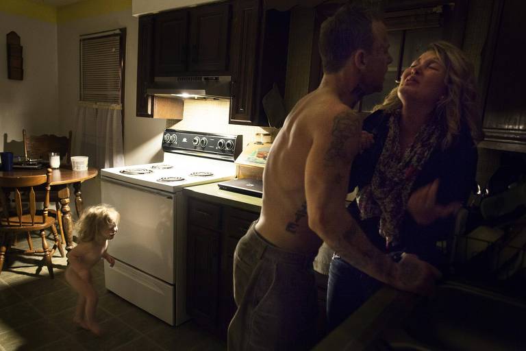 Foto de Sara Naomi Lewkowicz, premiada no World Press Photo de 2014, mostra episódio de violência doméstica na cidade de Lancaster