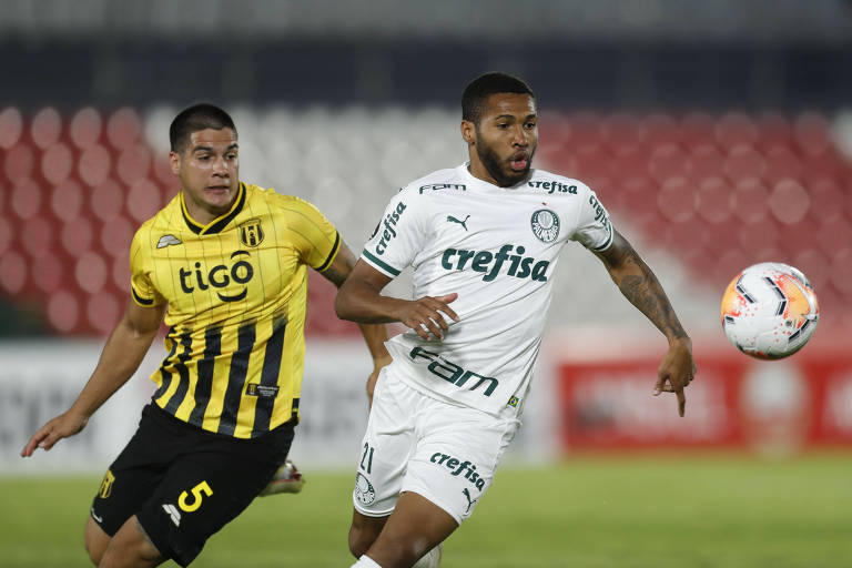 Ivan Ramírez, do Guaraní, disputa a bola com o brasileiro Wesley durante o empate em Assunção