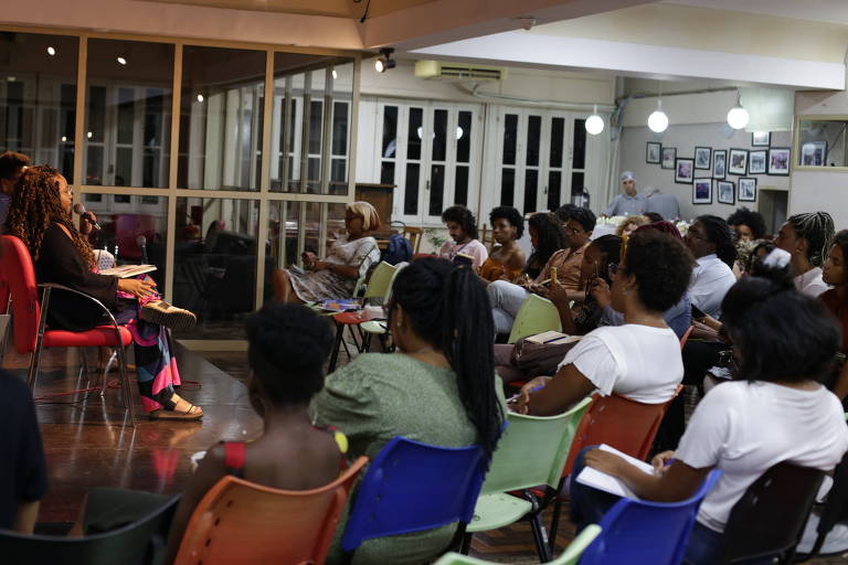 Sala cheia, em que jovens negros assistem a uma aula, parte da Formação Giro 2020, promovida pela Casa Fluminense e Fundação Cidadania Inteligente, no Rio de Janeiro
